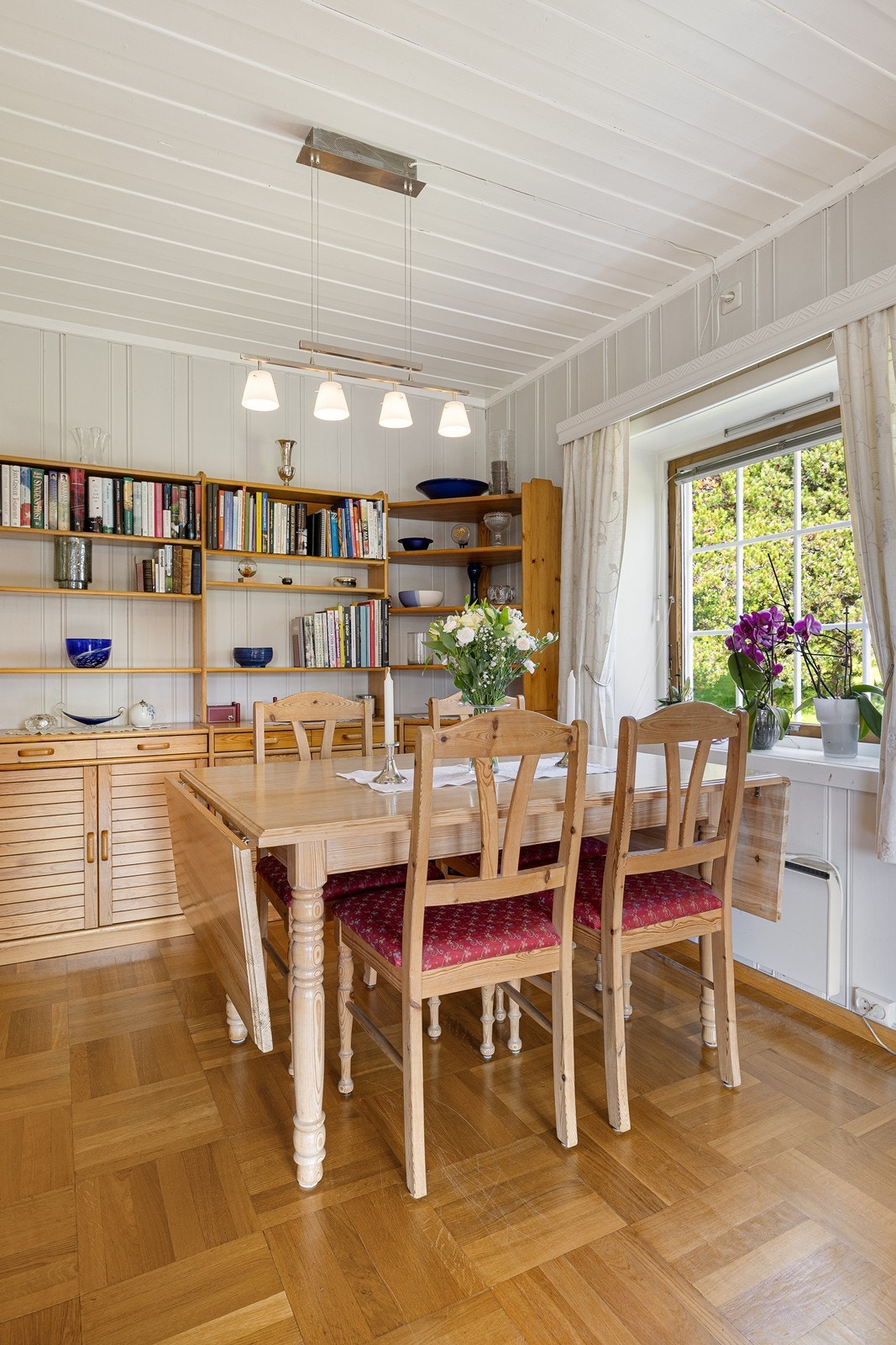 Nærmest kjøkkensonen er det naturlig plass til spisebordsmøblement. Galleribilde