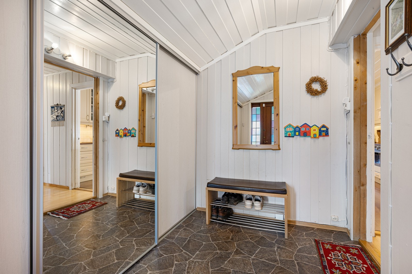 En plassbygd skyvedørsgarderobe sørger for effektiv oppbevaring av ytterklær, sko og utstyr. Galleribilde