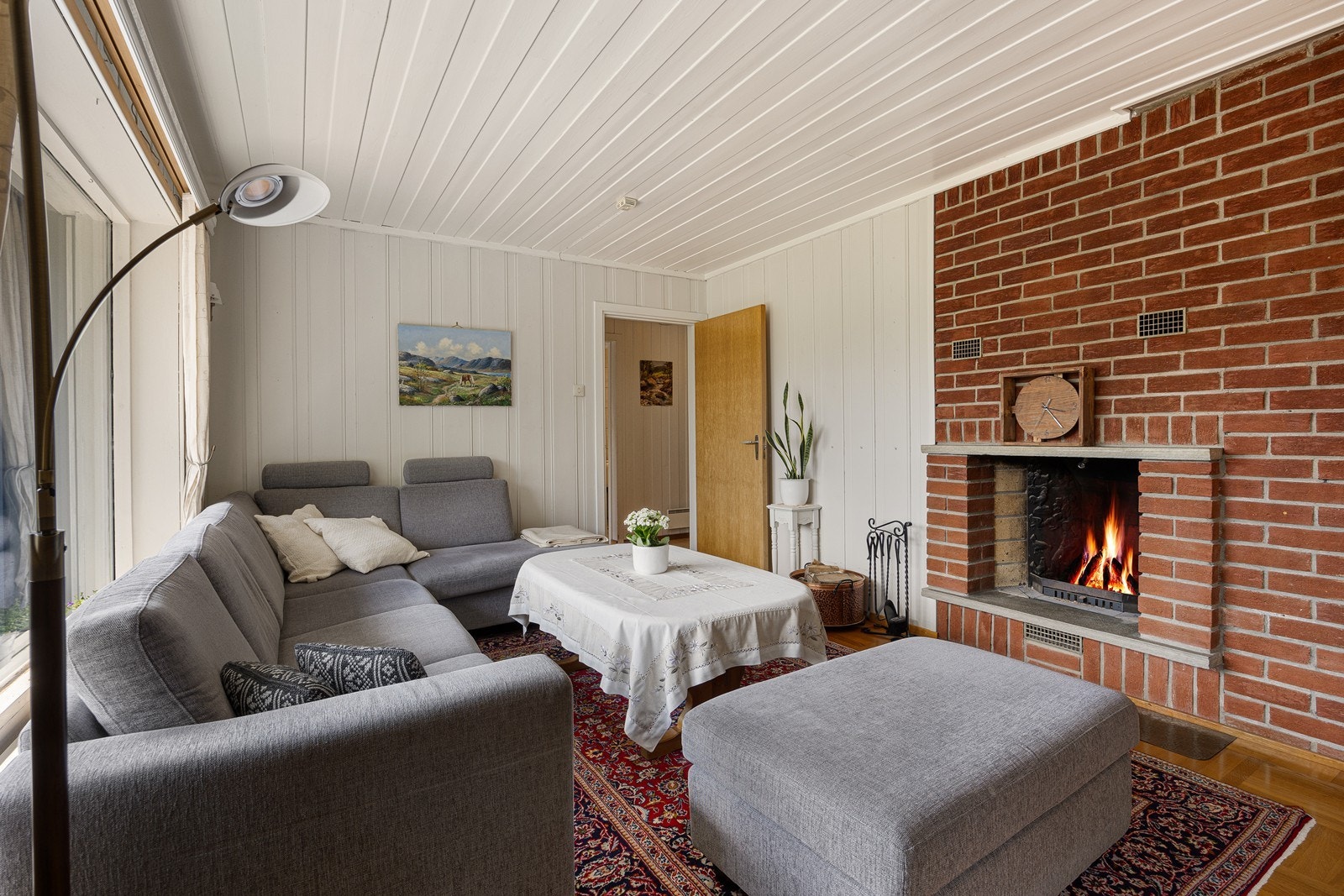 De lysmalte veggene fremhever det gylne, mønsterlagte parkettgulvet. Galleribilde