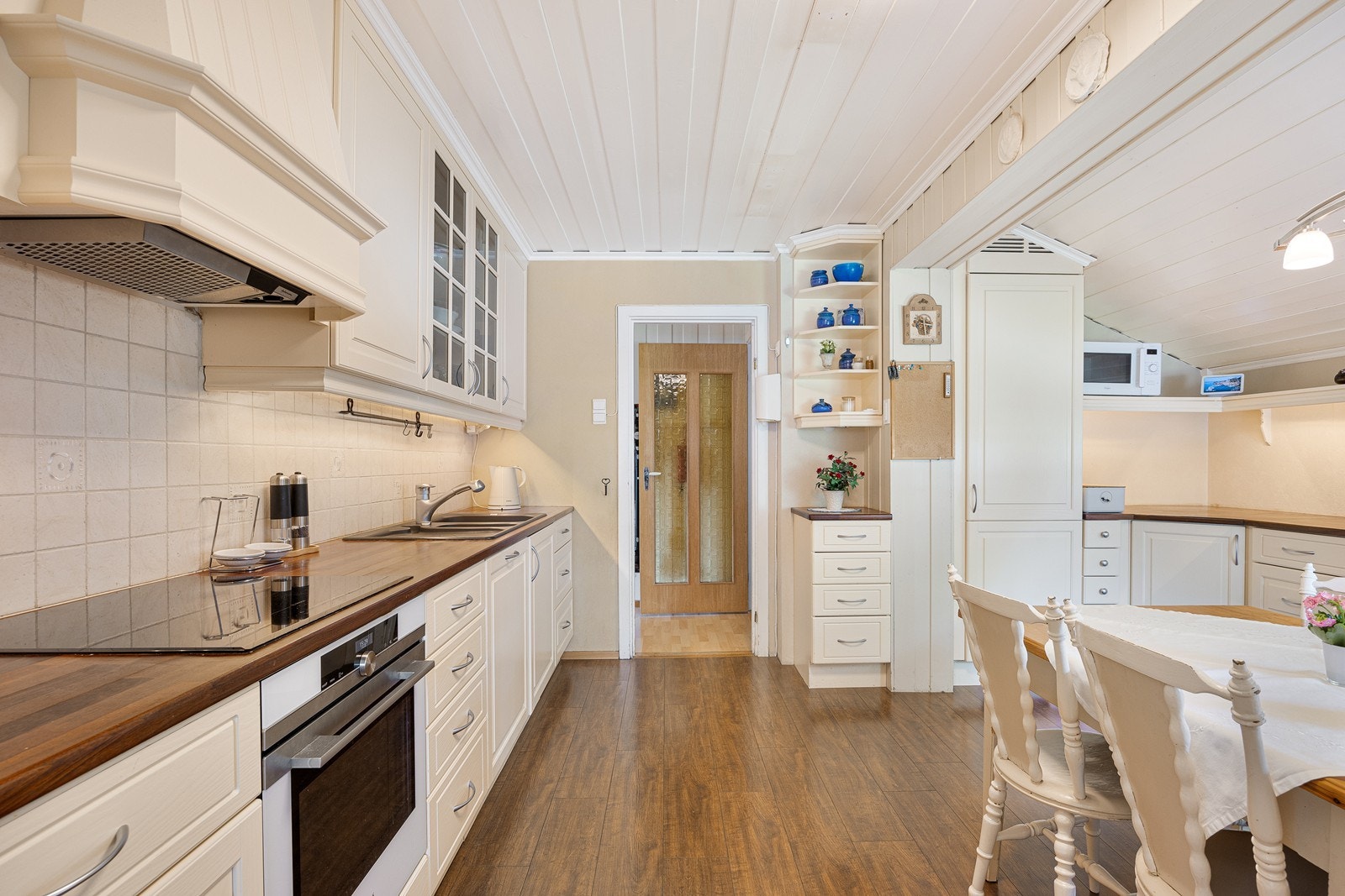 Kjøkkenet har et klassisk og tidløst design - her er det rikelig med skap- og benkeplass. Galleribilde