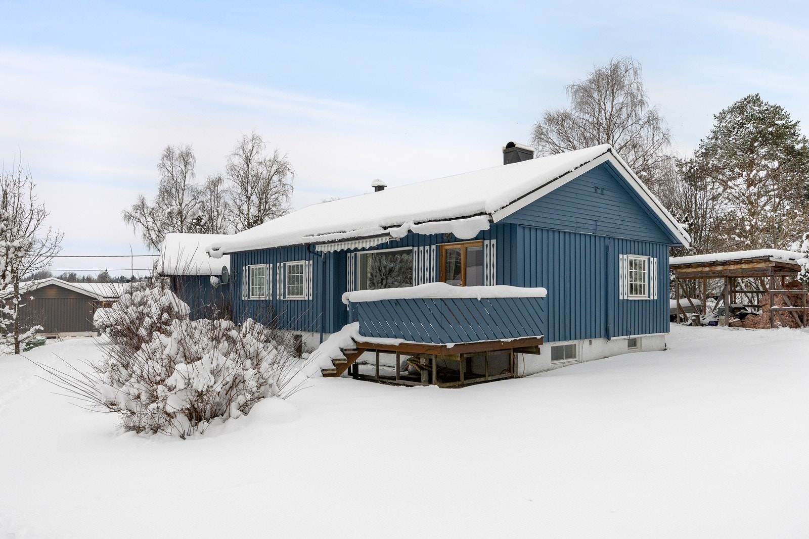 En velholdt, pen og familievennlig enebolig med to garasjer, beliggende i landlige og solrike omgivelser. Galleribilde