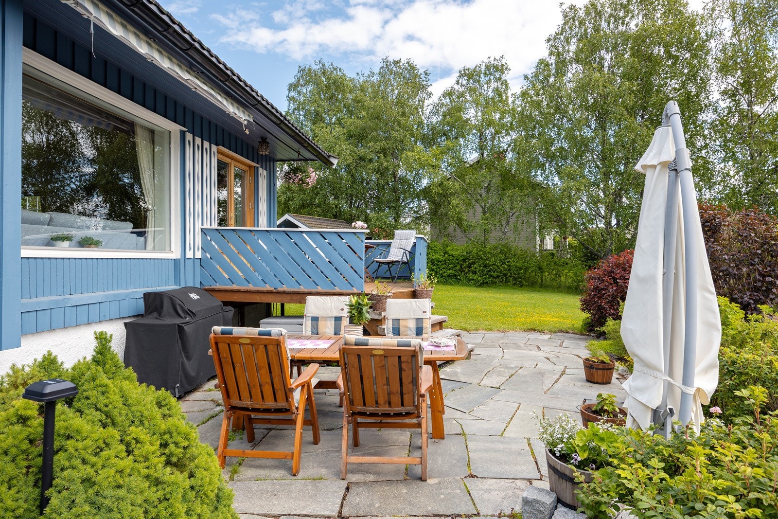 God plass til utegrupper og grill på den fine skiferterrassen. Galleribilde