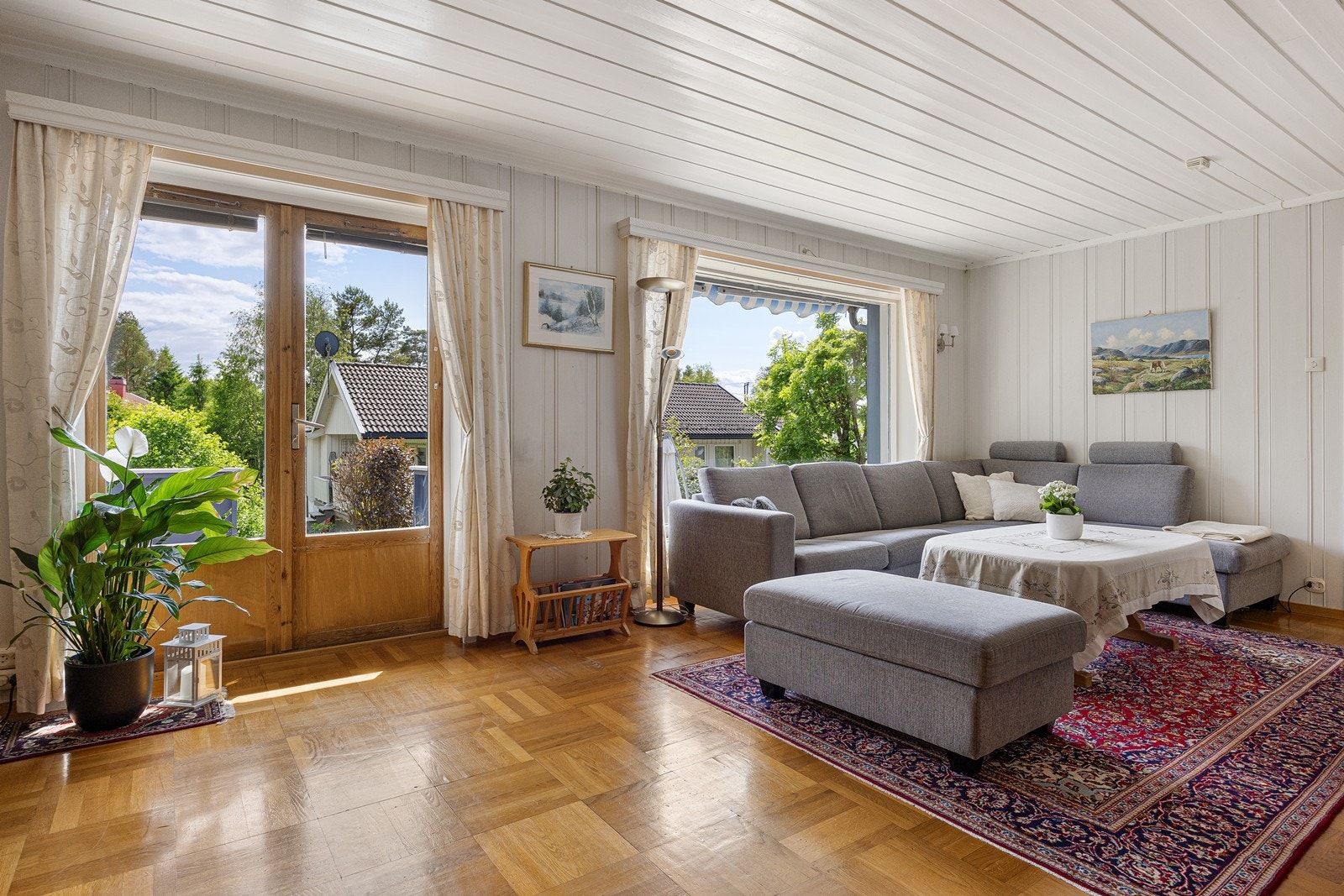 Stuen har også en eldre kombiovn, og i 2025 har det blitt montert en varmepumpe - så her er du sikret jevn, behagelig temperatur året rundt. Galleribilde