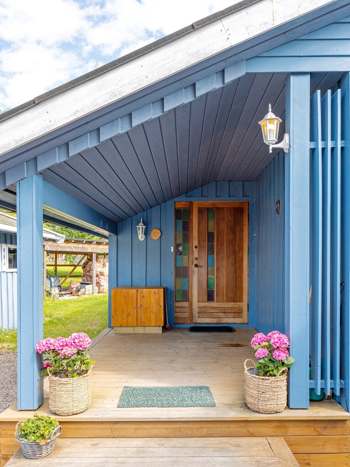 Adkomsten til boligen er via et praktisk og overbygd inngangsparti - med plass til enkelt utemøblement. Galleribilde