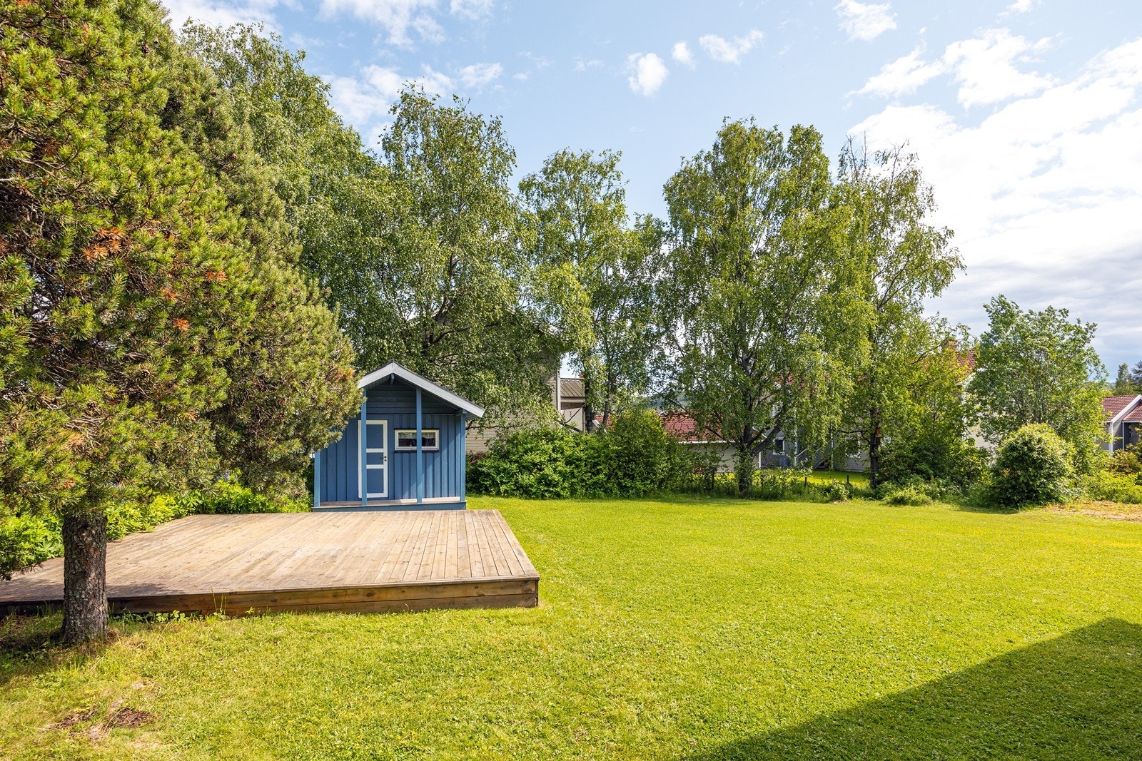 I hagen er det også etablert en fin treplatting med god plass til ønsket utemøblement. Galleribilde