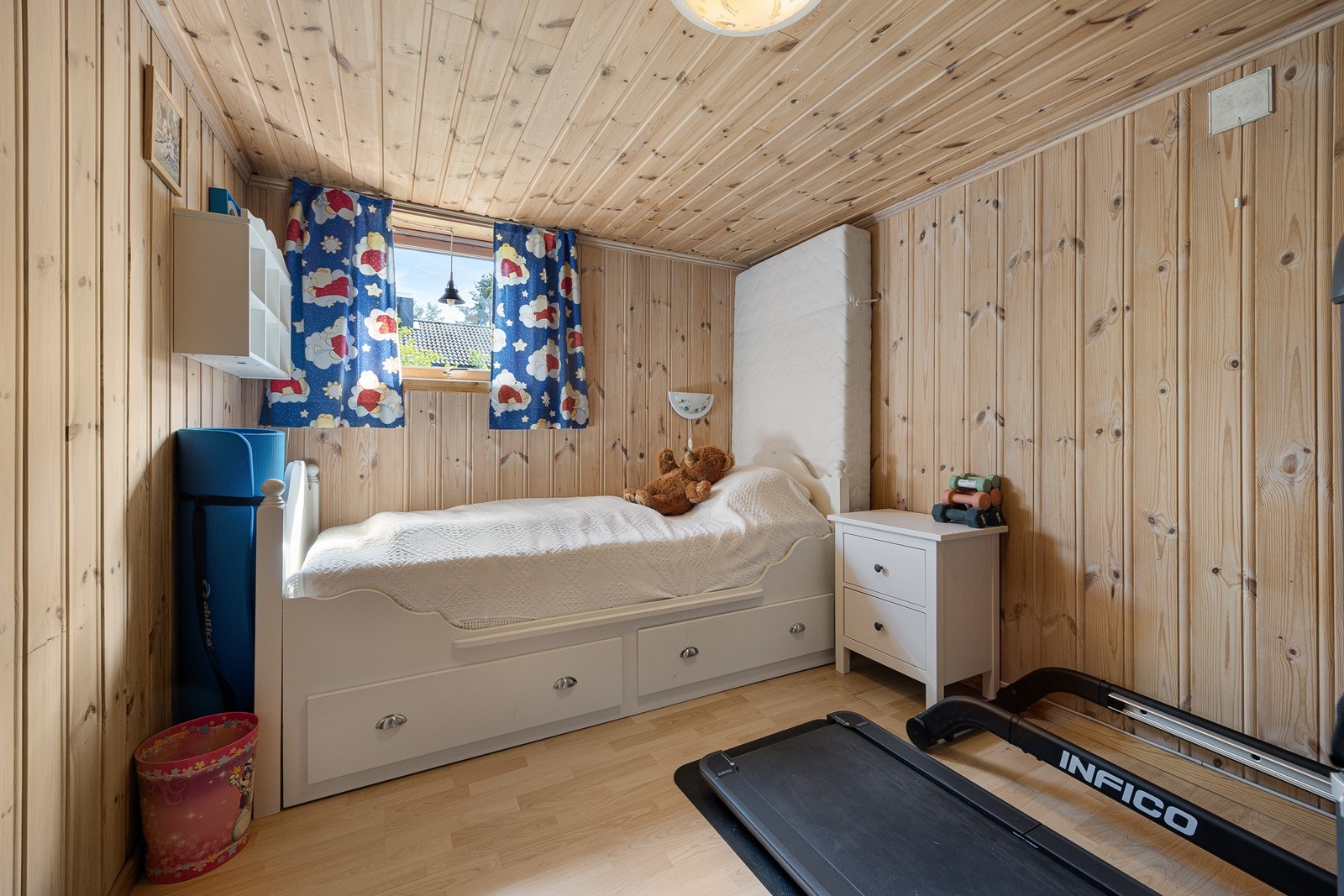 Takhøyden i kjelleretasjen varierer mellom 2,05 - 2,10 og vil normalt bli godkjent som takhøyde ved byggesak endring fra tilleggsdel til hoveddel i kjelleretasjen.
Kjøper påtar seg ansvar for fremtidig bruk og evt. godkjenning. Galleribilde