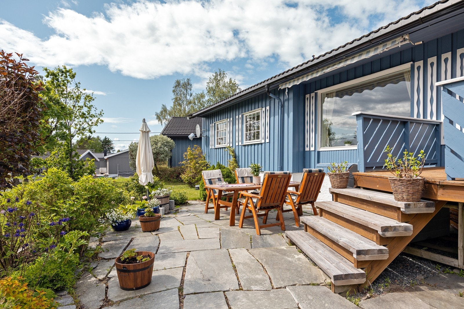 Fra terrassen er det trapp ned til en skiferlagt markterrasse. Galleribilde