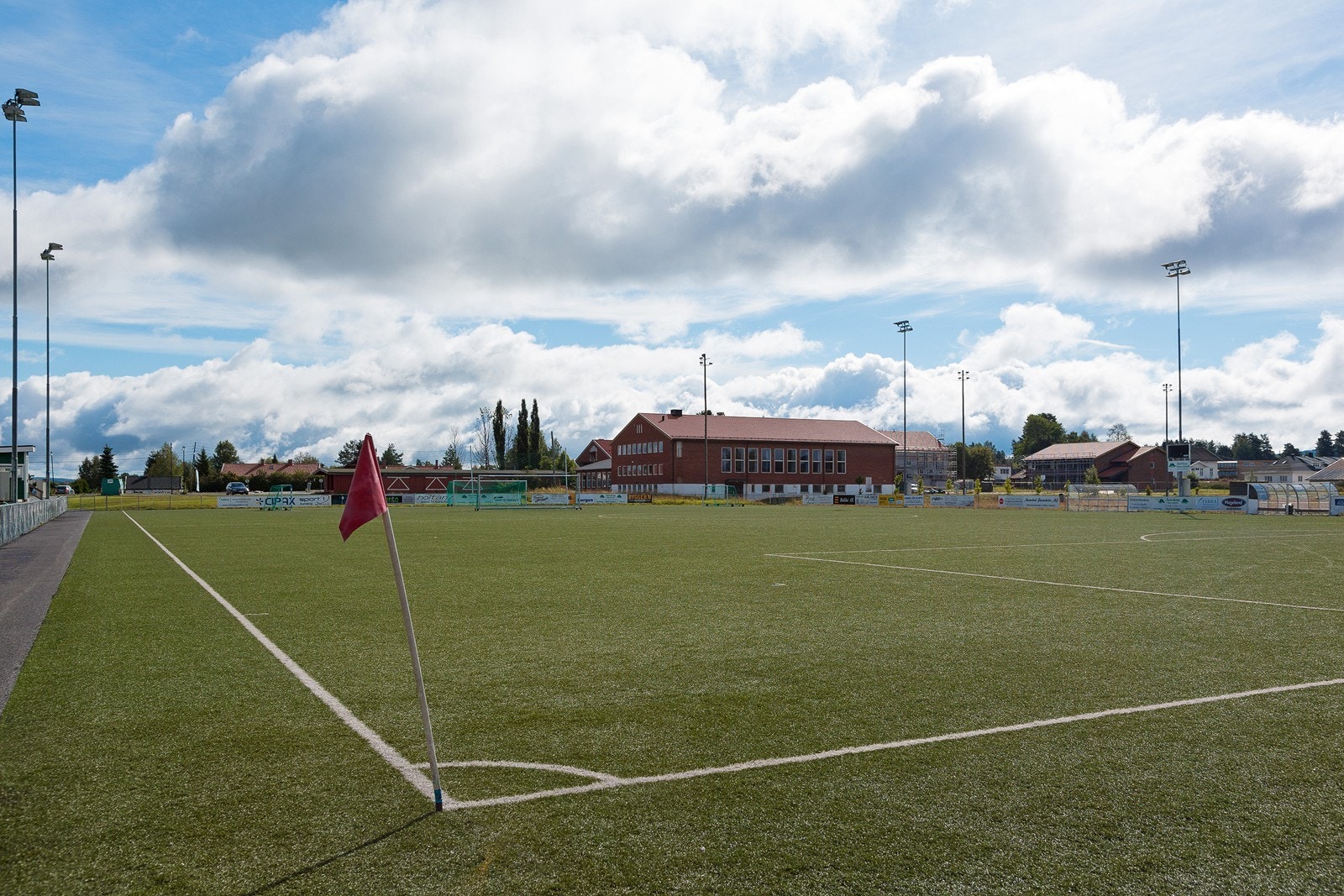 Er du en av de mange sportsinteresserte kan vi friste med et flott idrettsanlegg - hvor blant annet denne kunstgressbanen ligger. Galleribilde