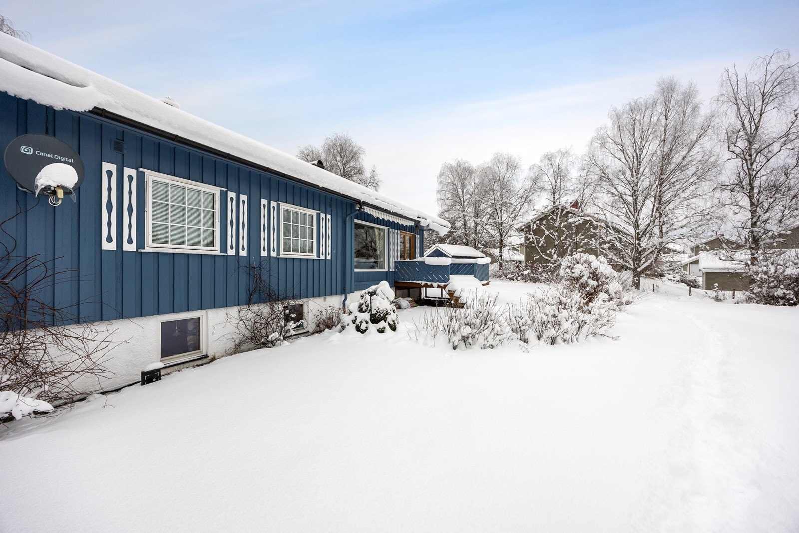 Tomten er på over 1,2 mål og pent opparbeidet med plenarealer, prydbusker, hekk og høye, skjermende trær. Galleribilde