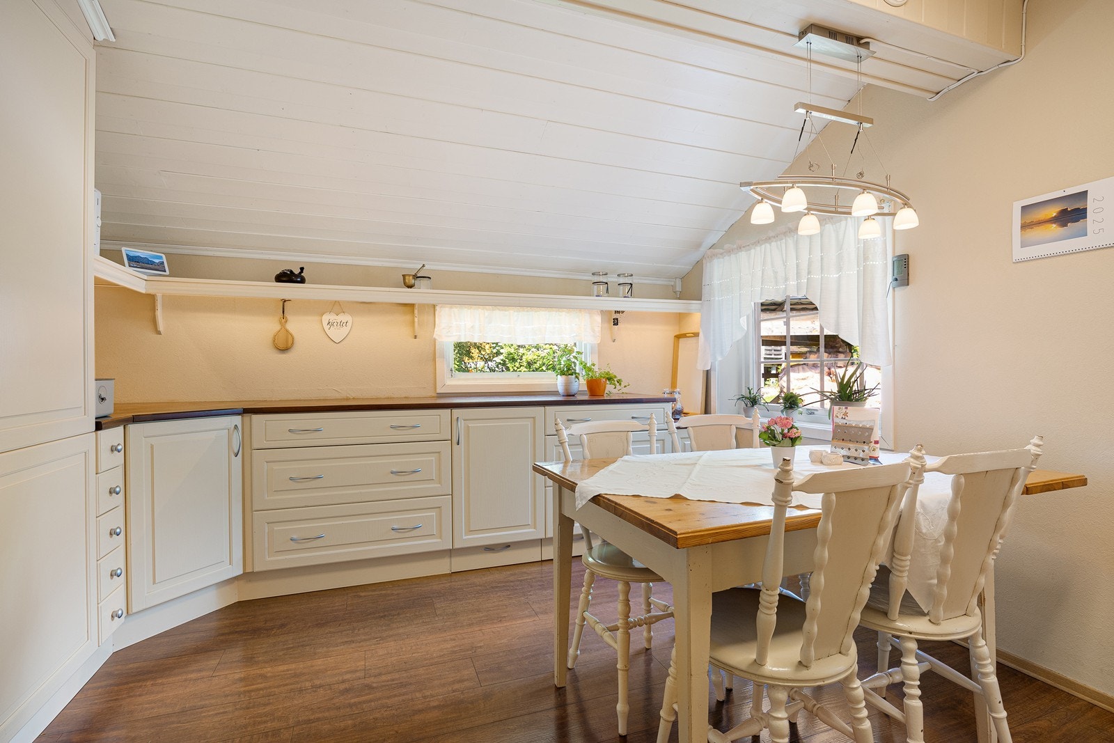 Det er god plass til spisebord på kjøkkenet. Galleribilde