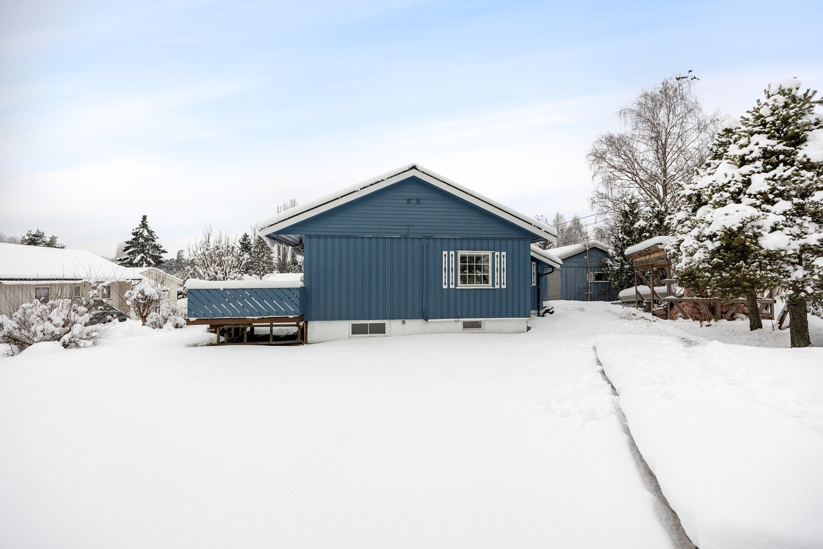 Fra stuen er det utgang til en dels overbygd, sydvendt terrasse - med utmerkede solforhold. Galleribilde