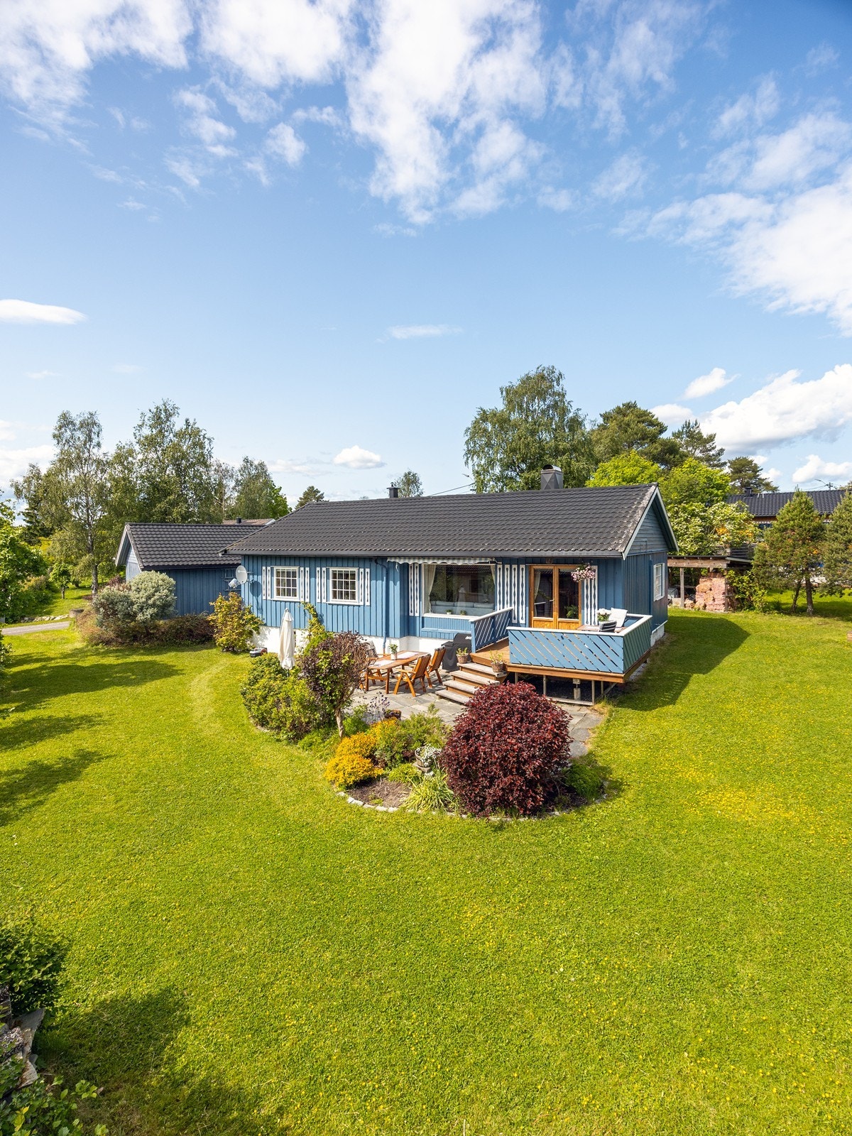 Boligen ligger i et landlig, veletablert og barnevennlig boligområde på Aurskog. Galleribilde