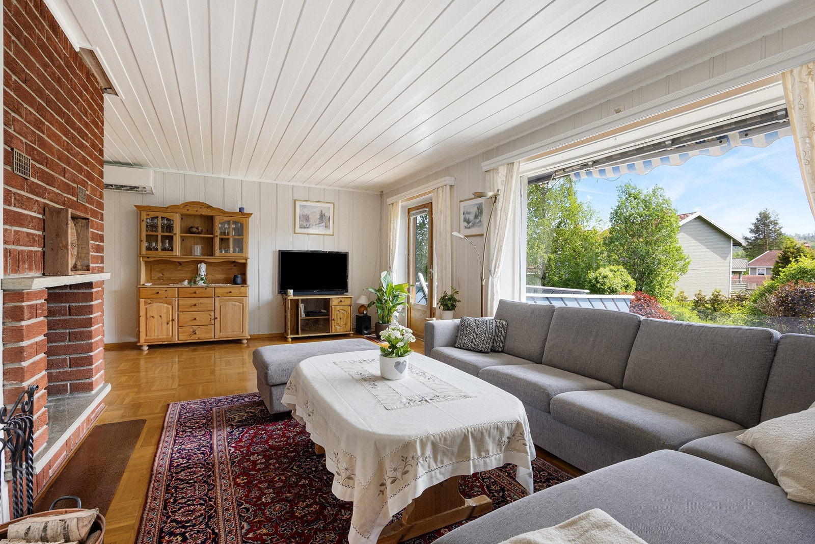 Store vindusflater sørger for rikelig med det gode, naturlige lysinnfallet. Galleribilde