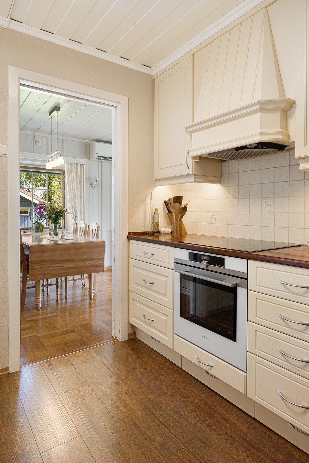 Videre har kjøkkenet integrerte hvitevarer som stekeovn, koketopp, kjøleskap og oppvaskmaskin. Galleribilde