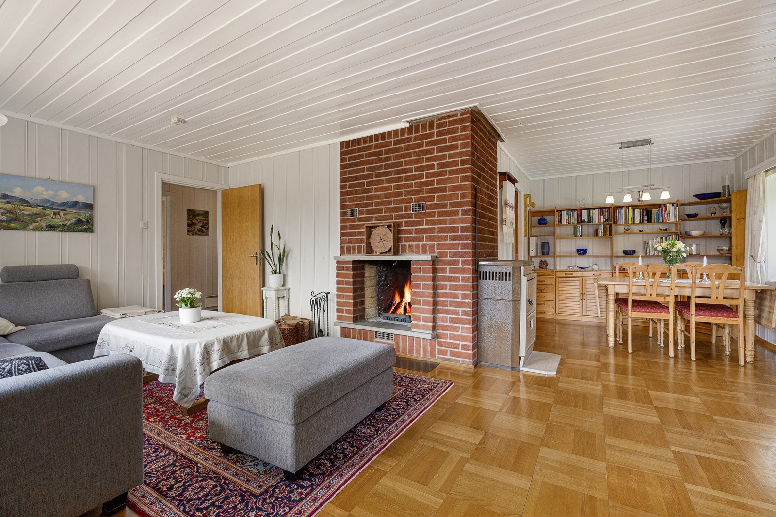 Stuen er vinkelformet og har god plass til flere sittegrupper. Galleribilde