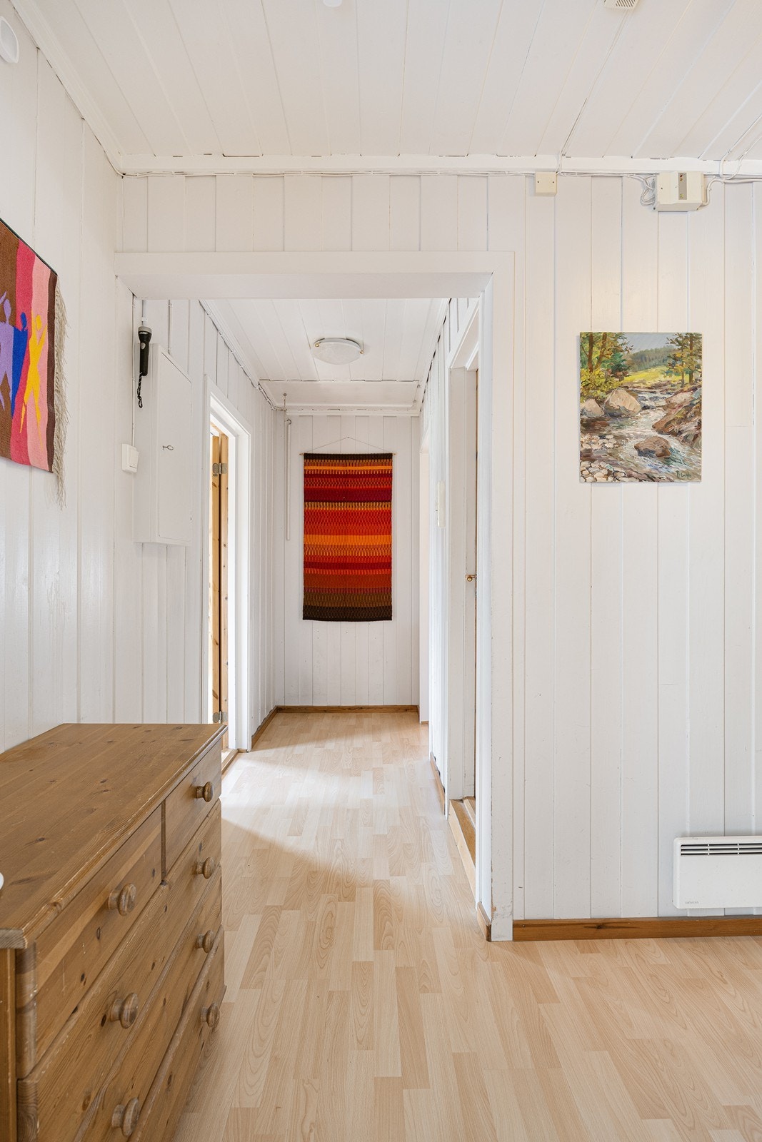 Videre inn er en gang med plass til ytterligere oppbevaringsmøblement. Galleribilde