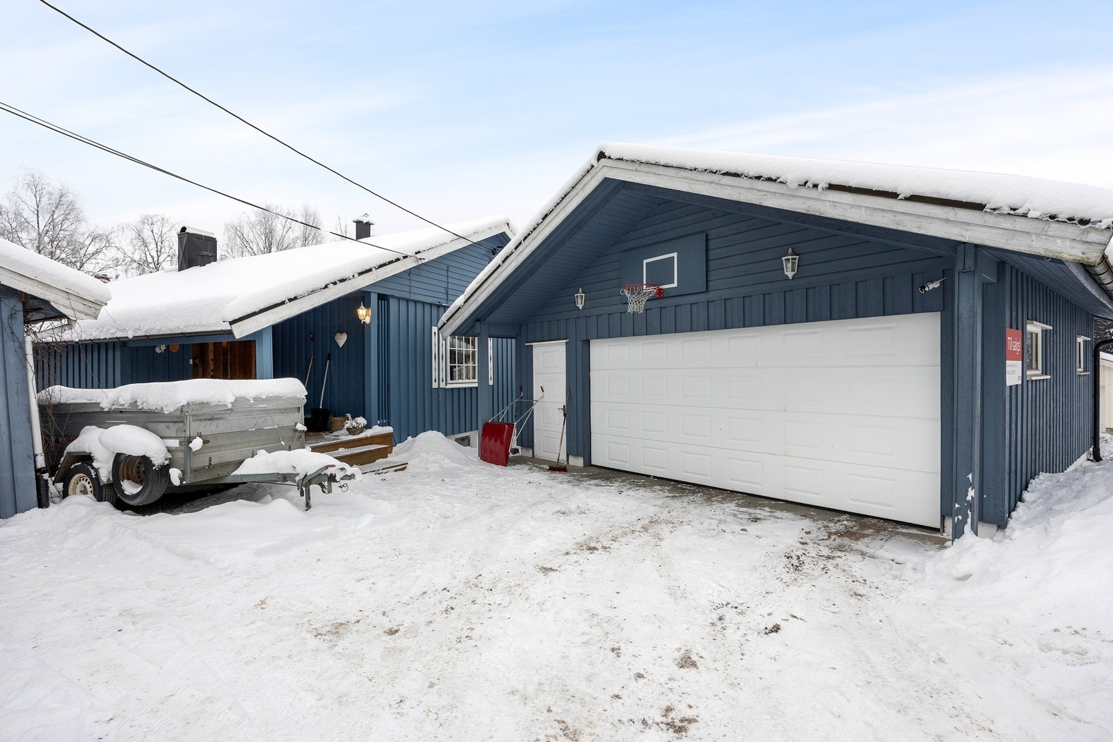 Parkering kan gjøres i dobbelgarasjen som er på ca. 46 kvm, eller i enkelgarasjen på ca. 34 kvm. Det er også god plass til flere kjøretøy på gårdsplassen. Galleribilde