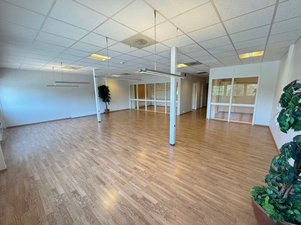 Åpent kontorlandskap i tillegg til ett innglasset kontor, samt møterom Galleribilde