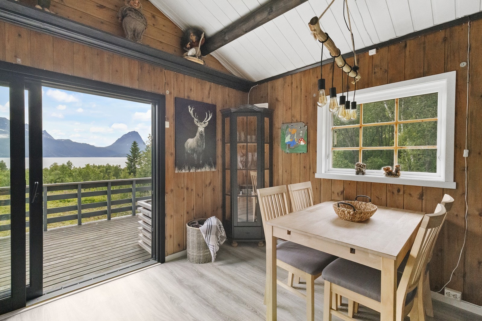 Morgensol på verandaen med kaffe og stillhet Galleribilde