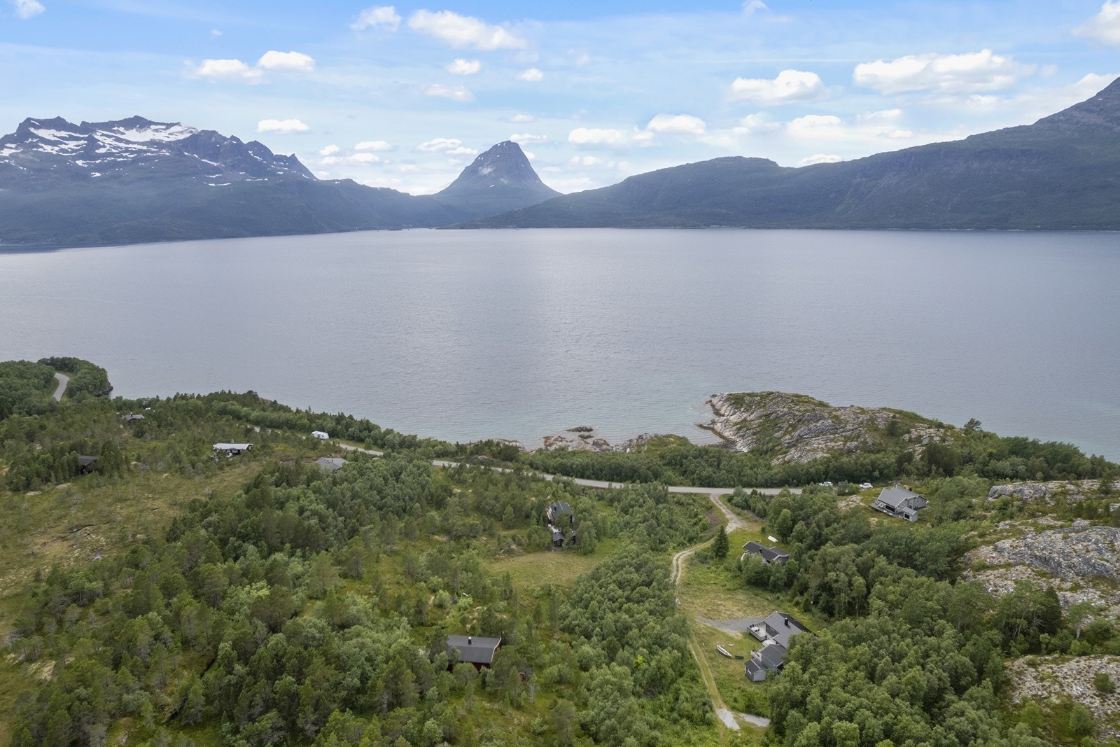Kort vei til Salangen sentrum med butikker og kaféer Galleribilde