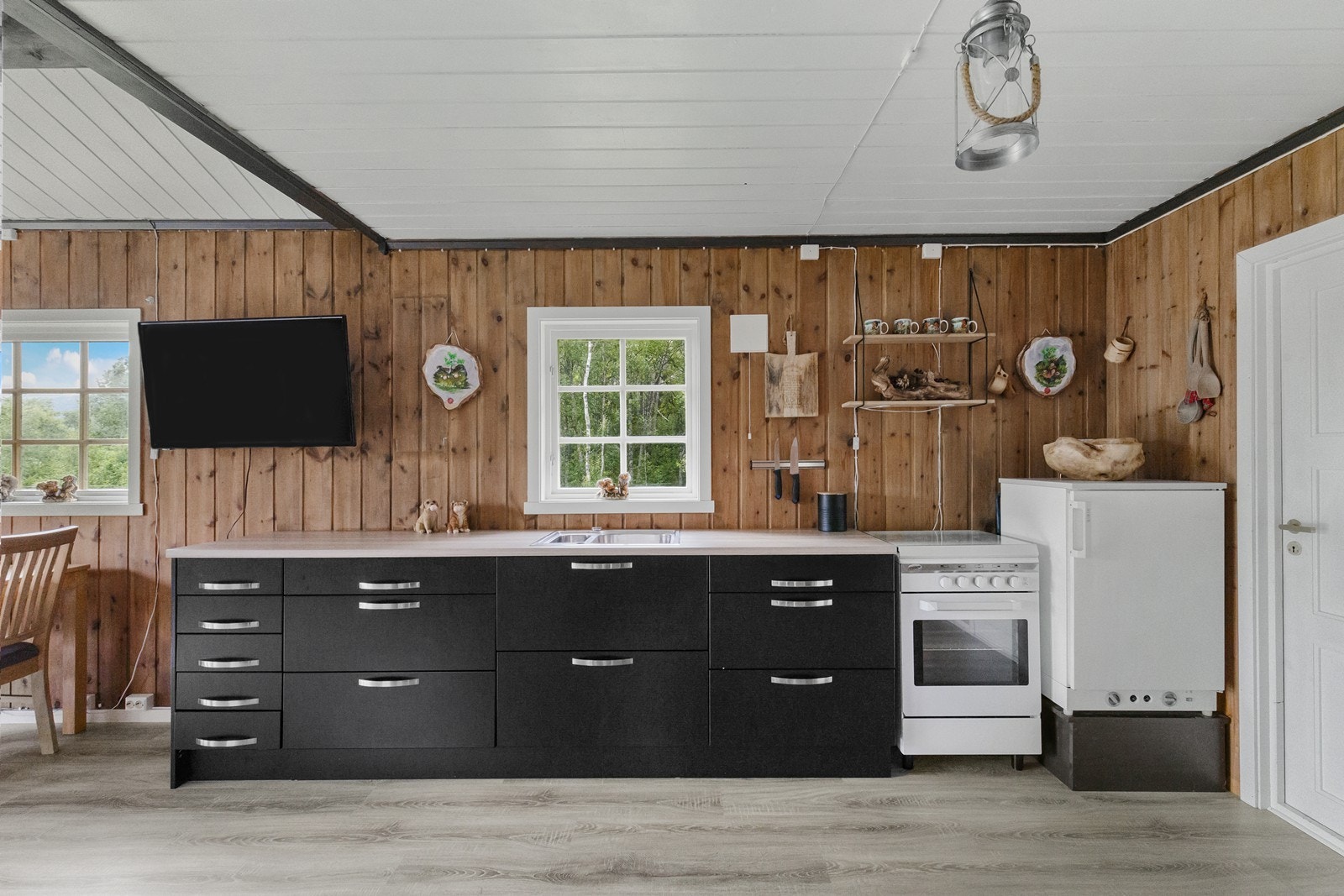 Praktisk kjøkken med komfyr og kjøleskap på gass Galleribilde