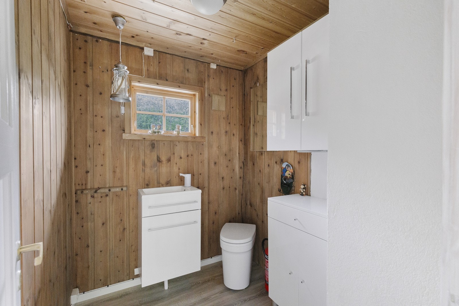 Innvendig toalettrom med biotoalett Galleribilde