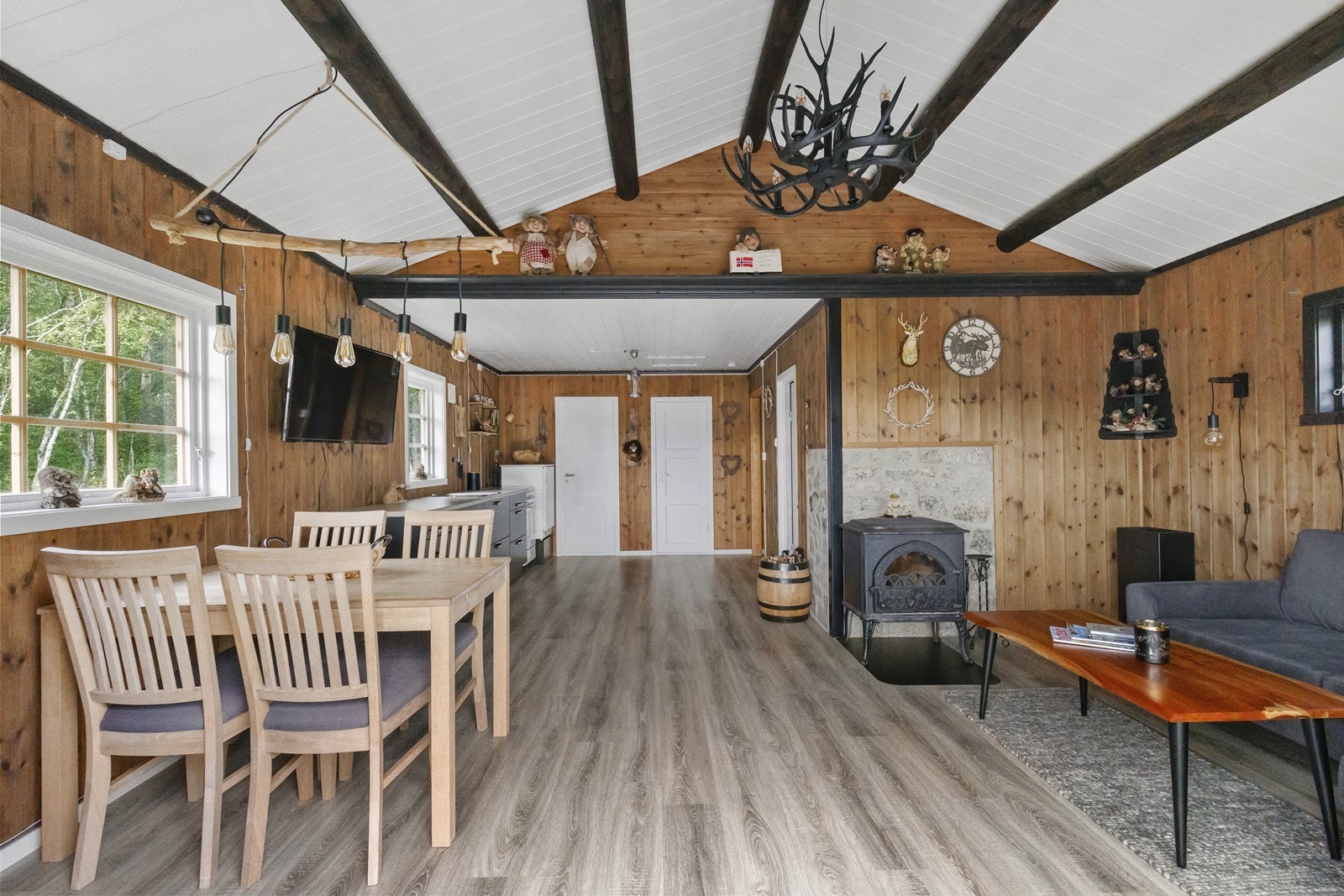 Energisparende oppvarming med vedfyring og "Ring hytta varm" Galleribilde