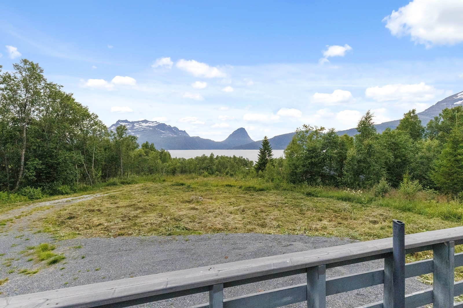 Stor veranda rundt to sider - sol hele dagen Galleribilde