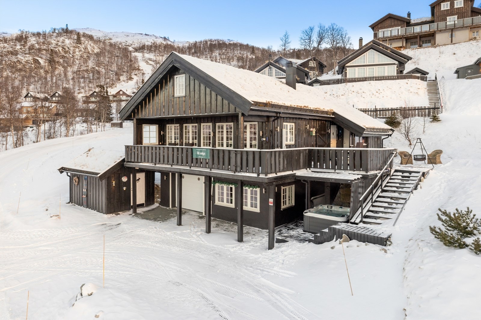 Hytta kombinerer luksus og funksjonalitet, med store, åpne arealer og moderne fasiliteter, og gir en komplett opplevelse av hyttekos og livskvalitet. Galleribilde