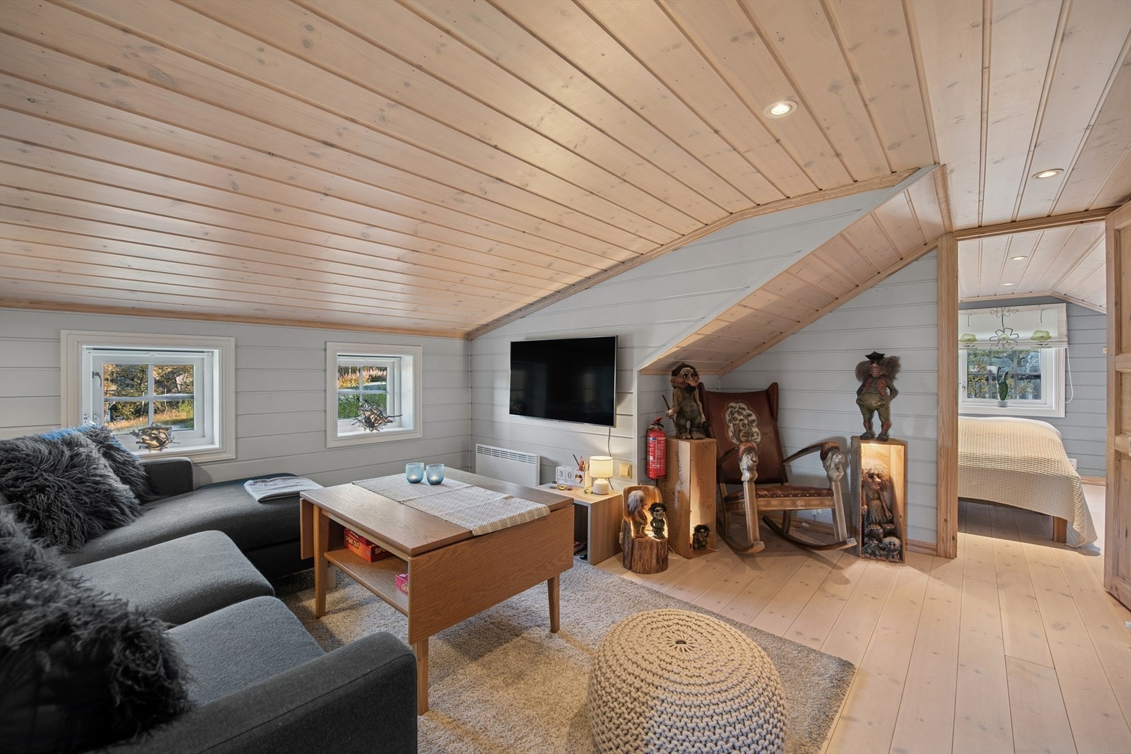 2. etasje har en koselig og romslig loftstue med plass til sofagruppe og TV. Her er det også rom for en ekstra gjesteseng eller sofa. Perfekt som lekerom for barna eller som en ekstra stue. Galleribilde