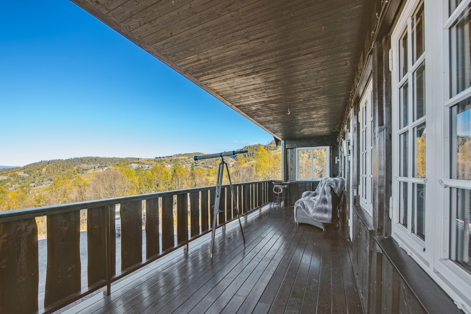 Fra stuen er det utgang til herlig terrasse med panoramautsikt! Galleribilde