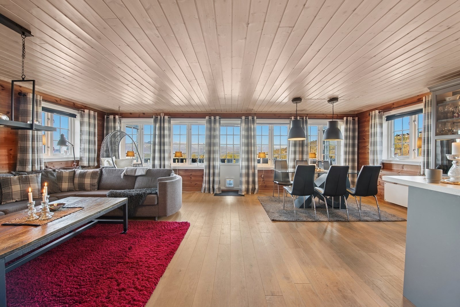 Lys og luftig stue med plass til både spisebord og sofagruppe. Galleribilde