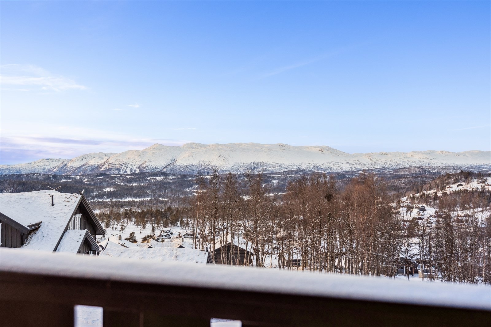 Nyt panoramautsikten - naturens storhet rett utenfor hyttedøren Galleribilde