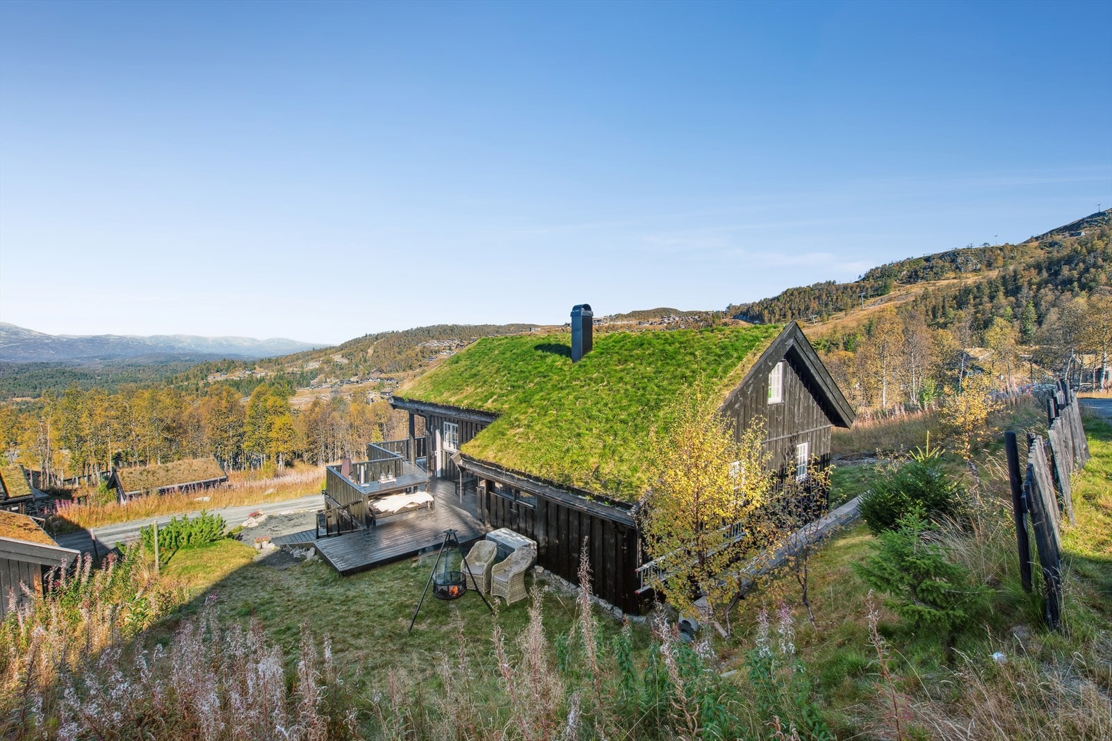 Sjarmerende fritidseiendom beliggende i vakre Holtardalen på Rauland - et ideelt utgangspunkt for både friluftsaktiviteter, avslapning og hyggelige stunder. Eiendommen har vestvendt beliggenhet, nydelig utsikt og ettermiddagssol. Galleribilde