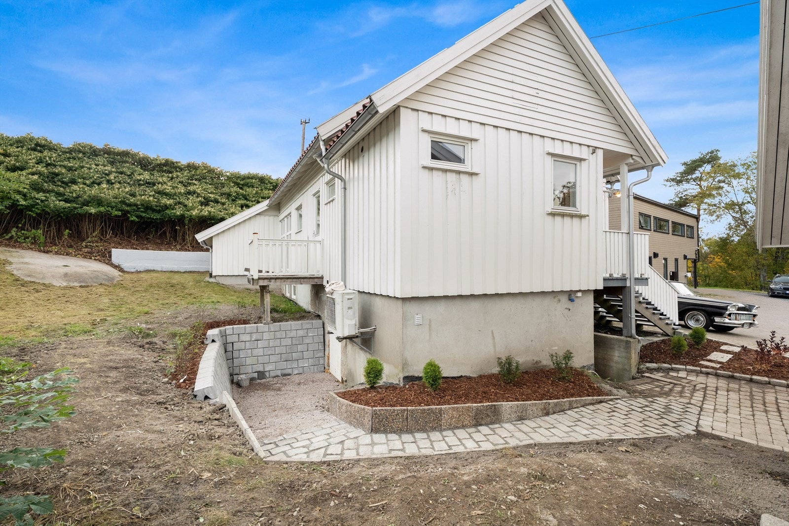 Boligen er en enebolig fra 1963 med tilbygg fra 1998 og 2005, oppført i trekonstruksjon på grunnmur av leca og ringmurselementer. Galleribilde