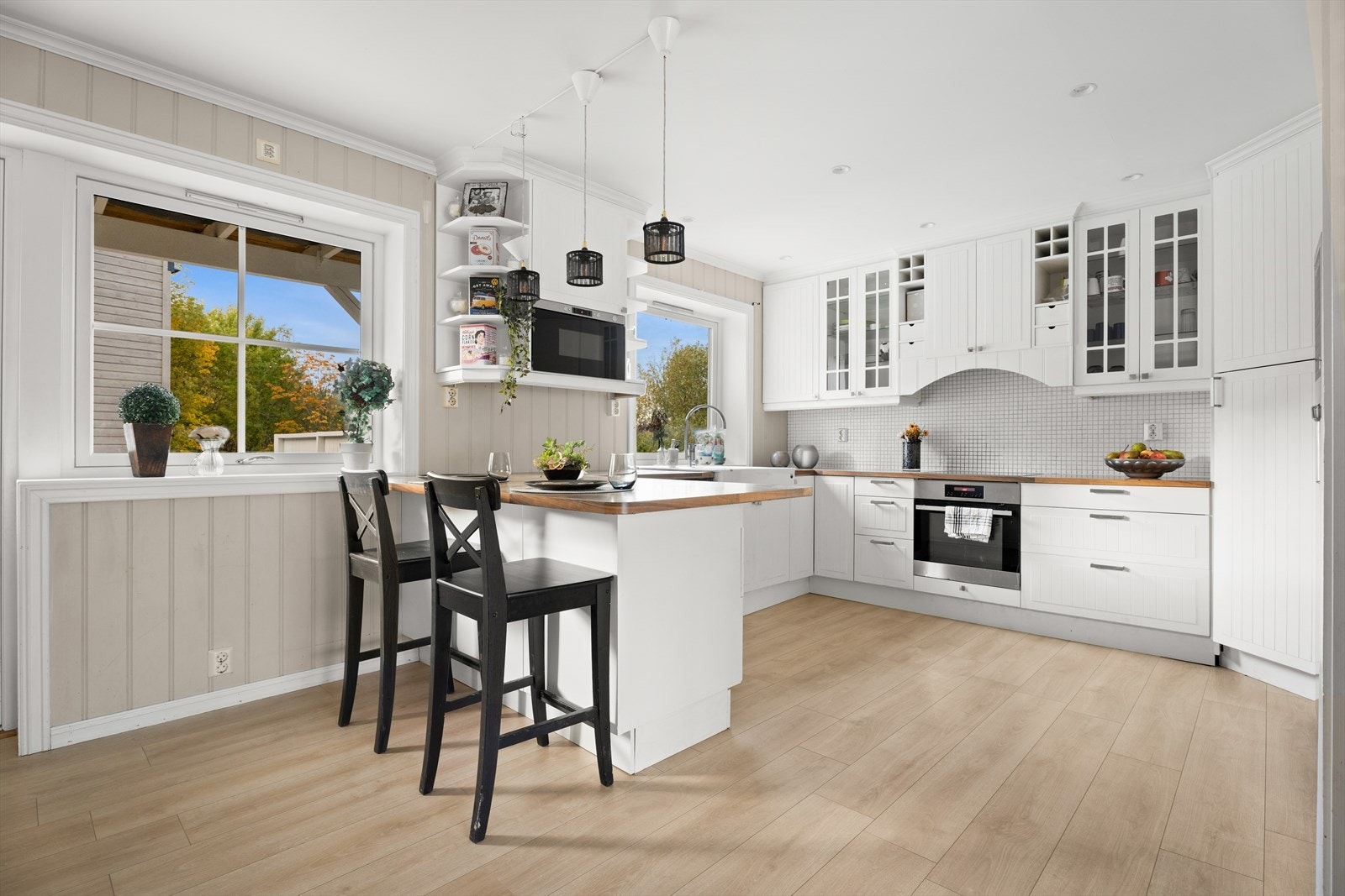 Eiendommen har et innbydende og delikat kjøkken med store vinduer som slipper inn rikelig med lys. Galleribilde