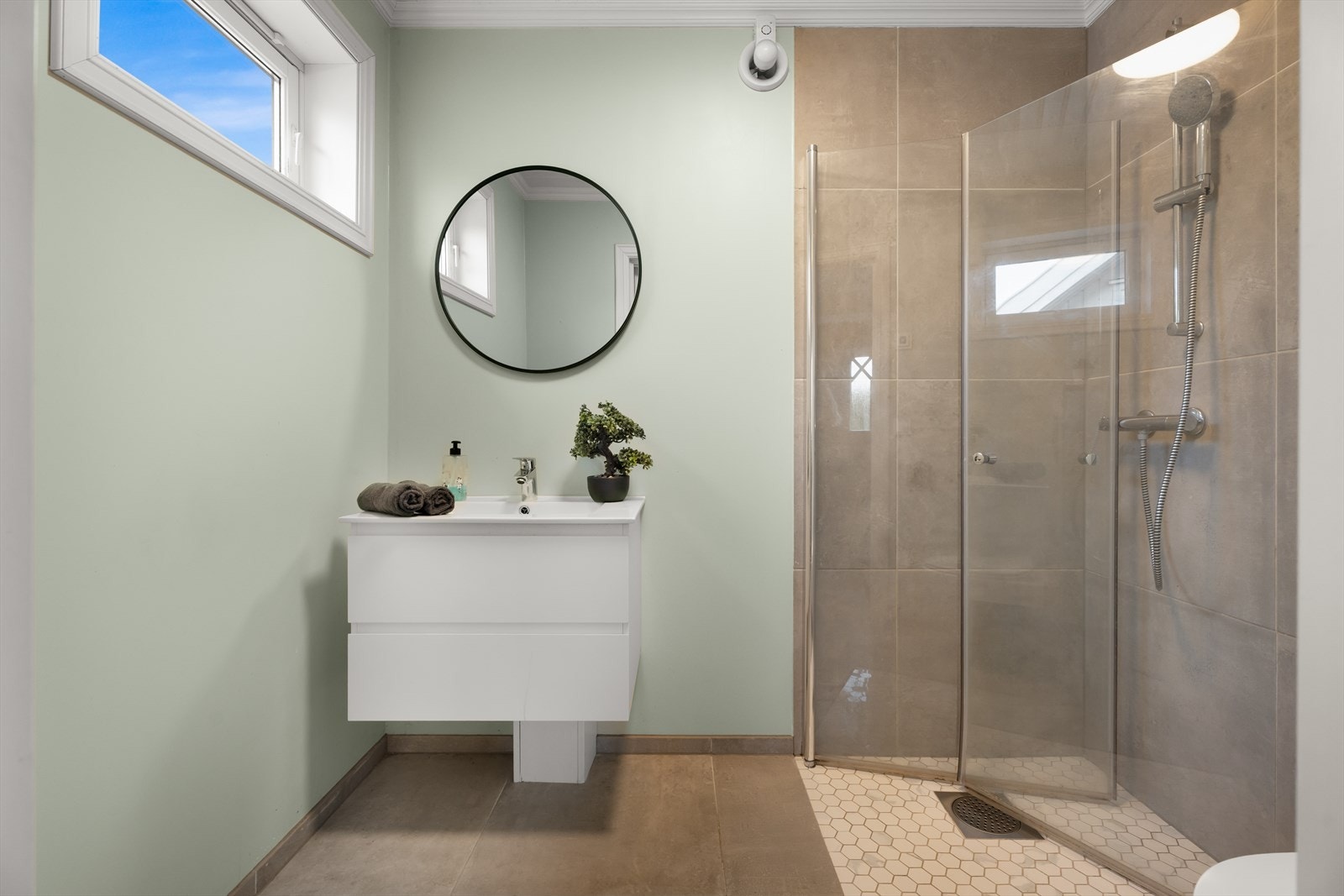 Lyst og lekkert bad med varmekabler i gulvet i 1.etg. Galleribilde