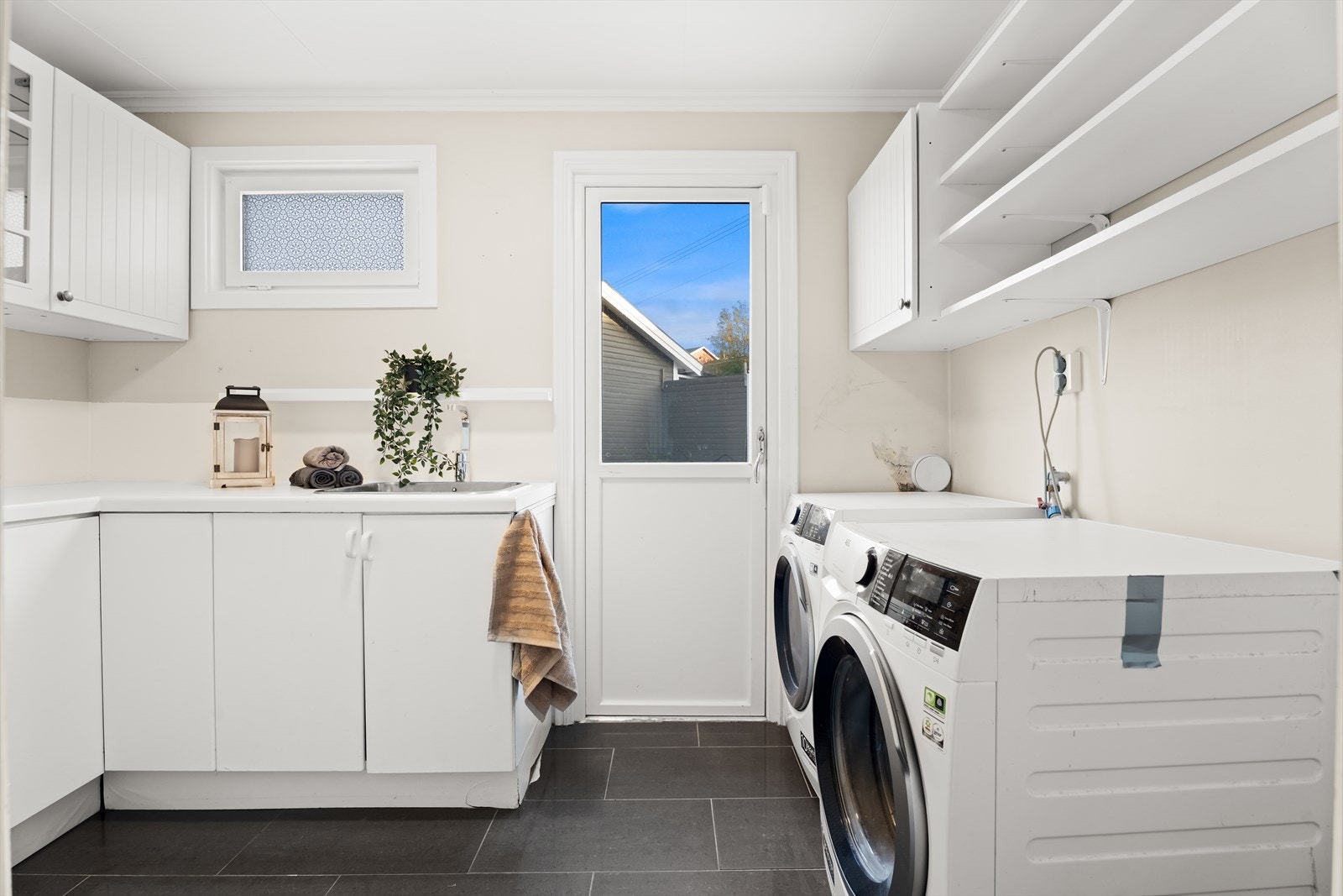 Rent og velholdt vaskerom med god plass til vaskemaskin og tørketrommel. Galleribilde