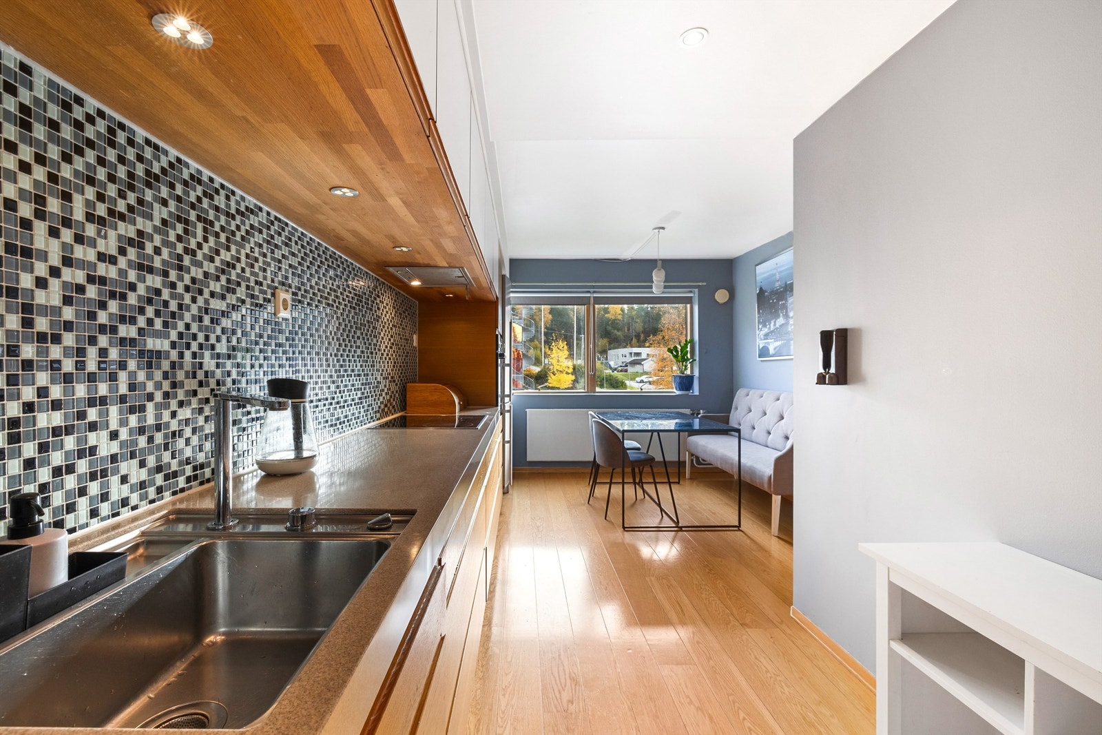 Romslig kjøkken med spiseplass Galleribilde