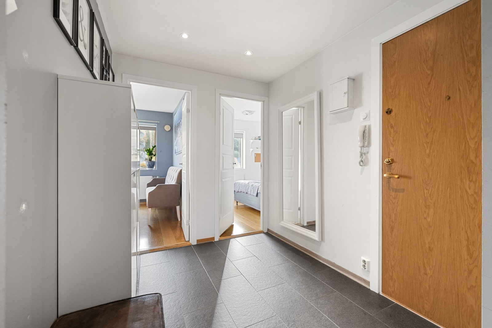 Entréen er lys og tiltalende og har flislagt gulv. Galleribilde