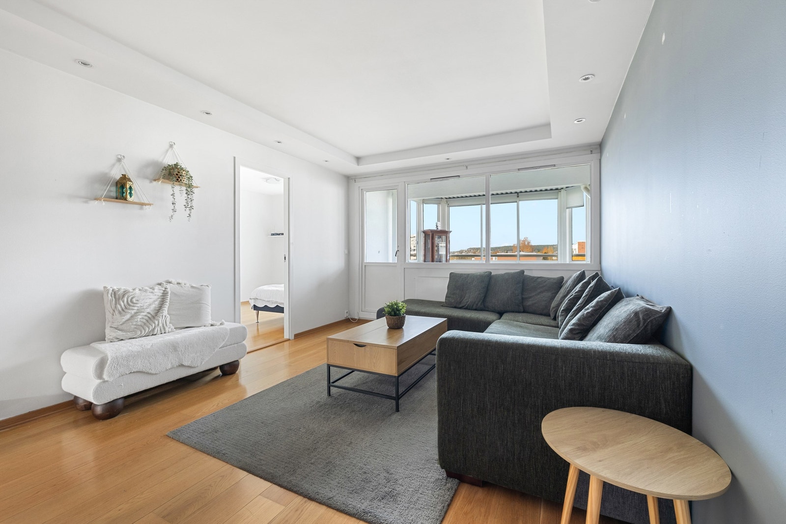 Lys og åpen 3-roms leilighet med innglasset balkong Galleribilde