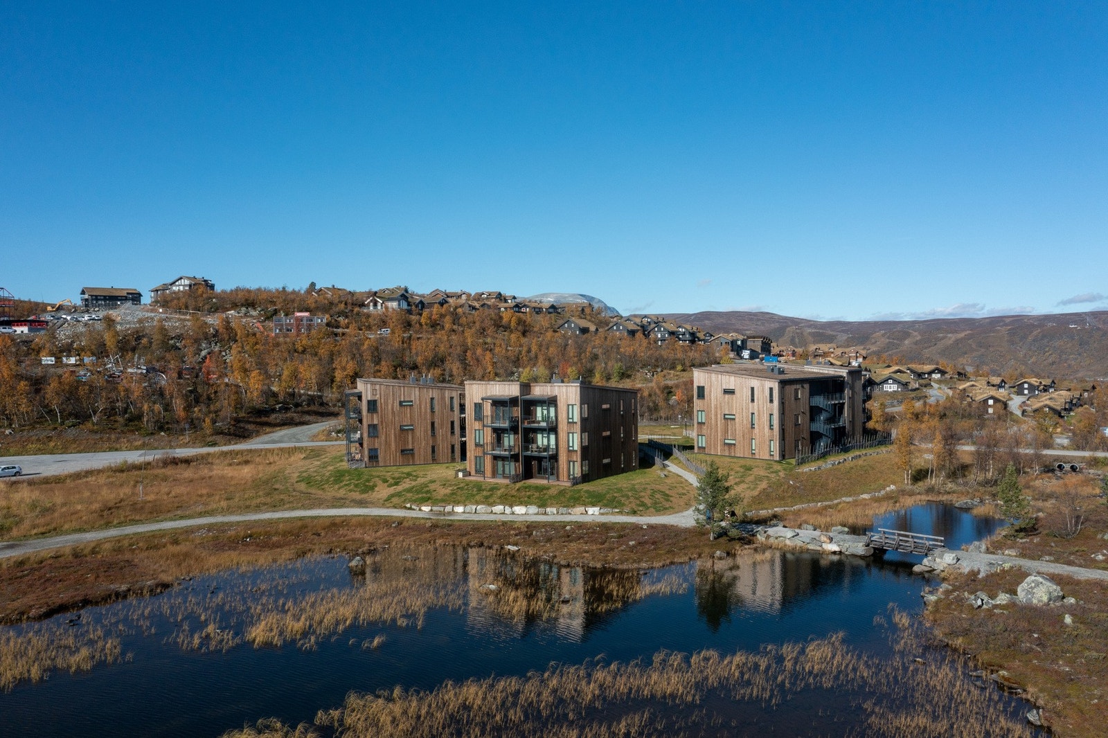 Om sommeren er mulighetene mange i vakre naturomgivelser, her er det uendelige turmuligheter enten du vil gå en kort tur med barna eller ønsker å legge ut på en ukestur i fantastisk fjellterreng. Galleribilde