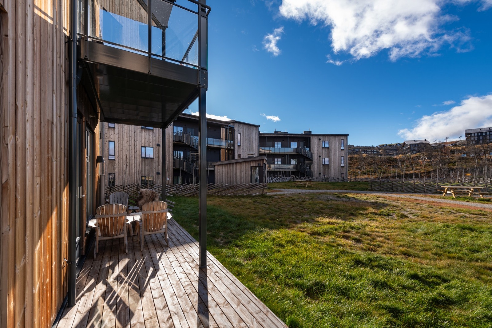 Moderne fritidsbolig med naturskjønn beliggenhet og solrik terrasse. Galleribilde