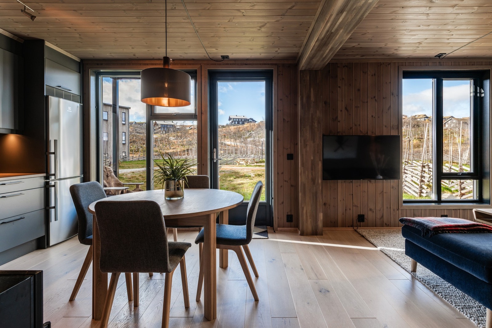 Store vindusflater som gir deg følelsen av å sitte ute inne! Galleribilde