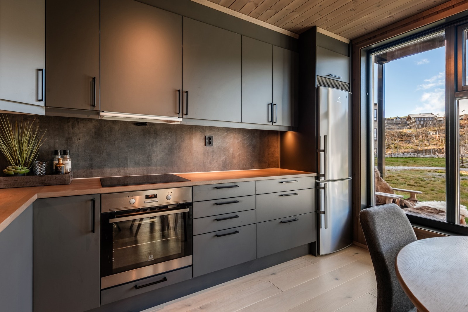 Integrerte hvitevarer som platetopp, komfyr og oppvaskmaskin, samt frittstående kjøl-/fryseskap Galleribilde