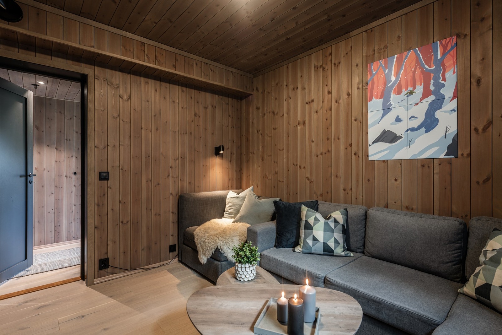 Totalt 9 sengeplasser med dagens innredning. Mulig å øke antallet hvis garderobe (sov 4) innredes med seng(er). Galleribilde