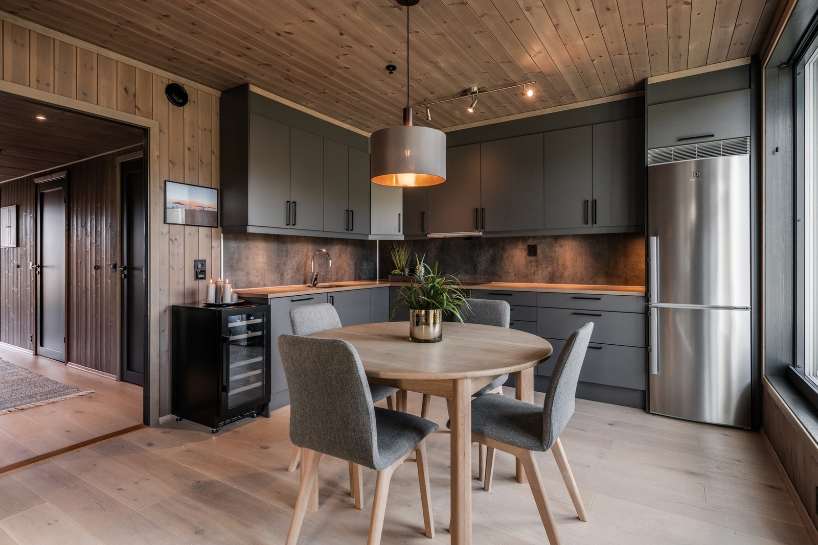 Sigdal kjøkken i lekker grå utførelse. Galleribilde