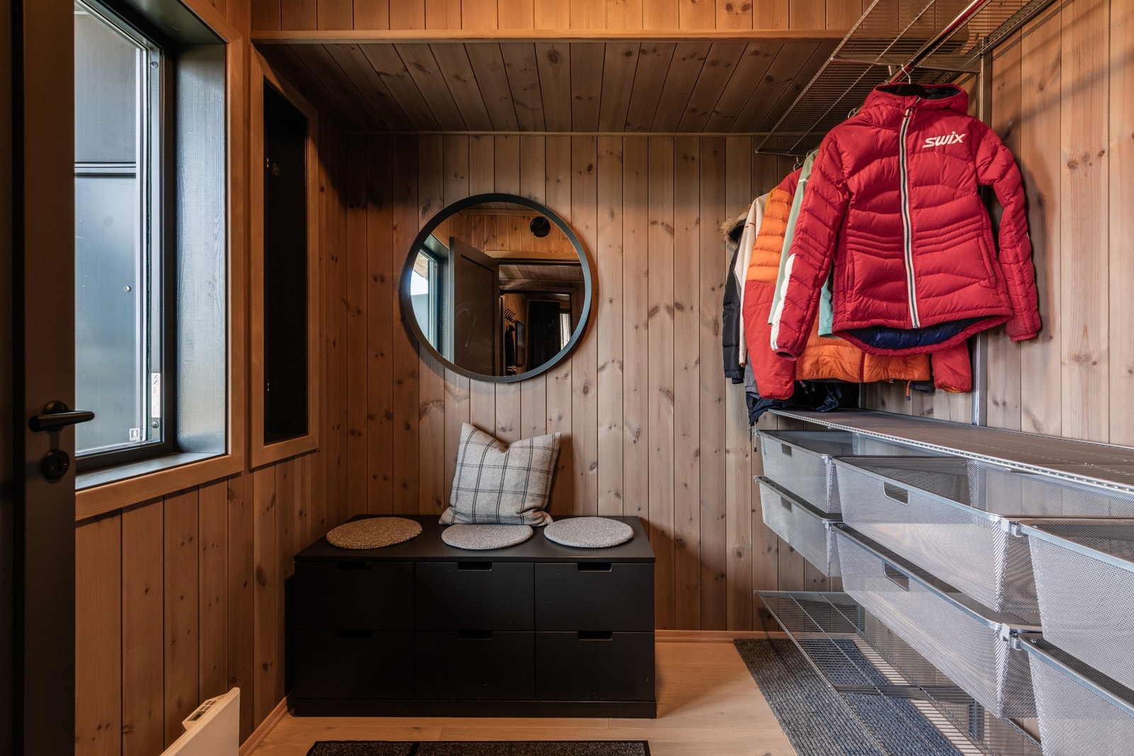 Soverom 4 er innredet som praktisk garderoberom for oppbevaring av yttertøy og sko Galleribilde