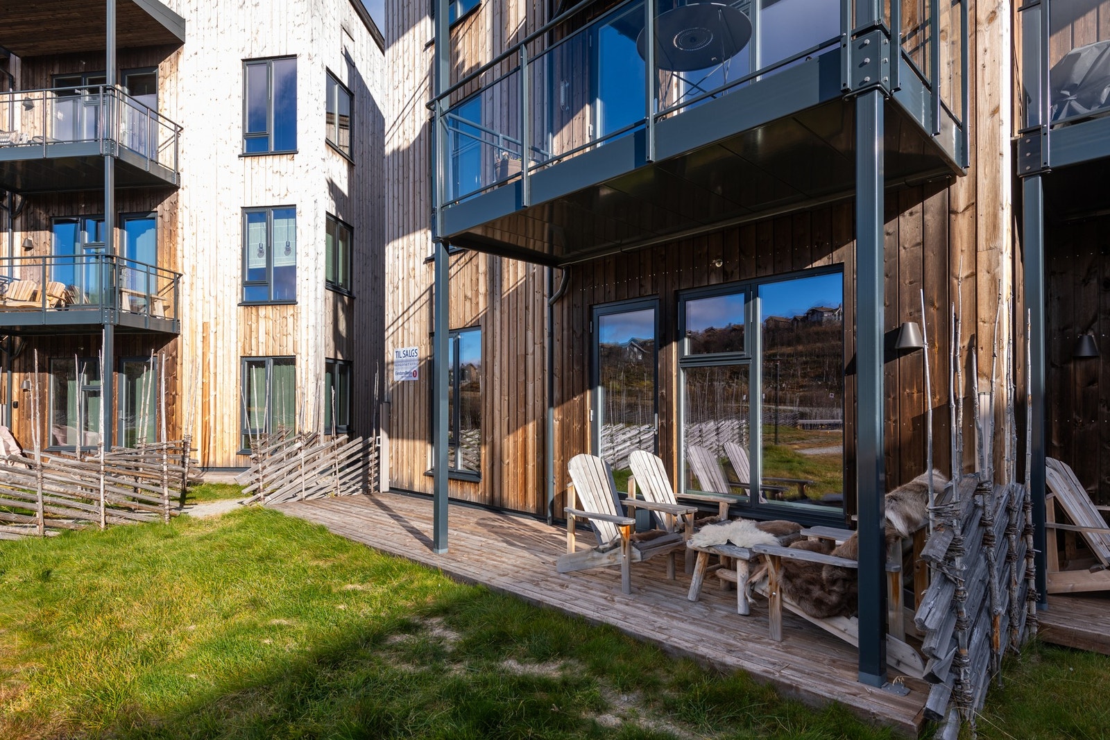 Den dels overbygde terrassen ligger solrikt til Galleribilde