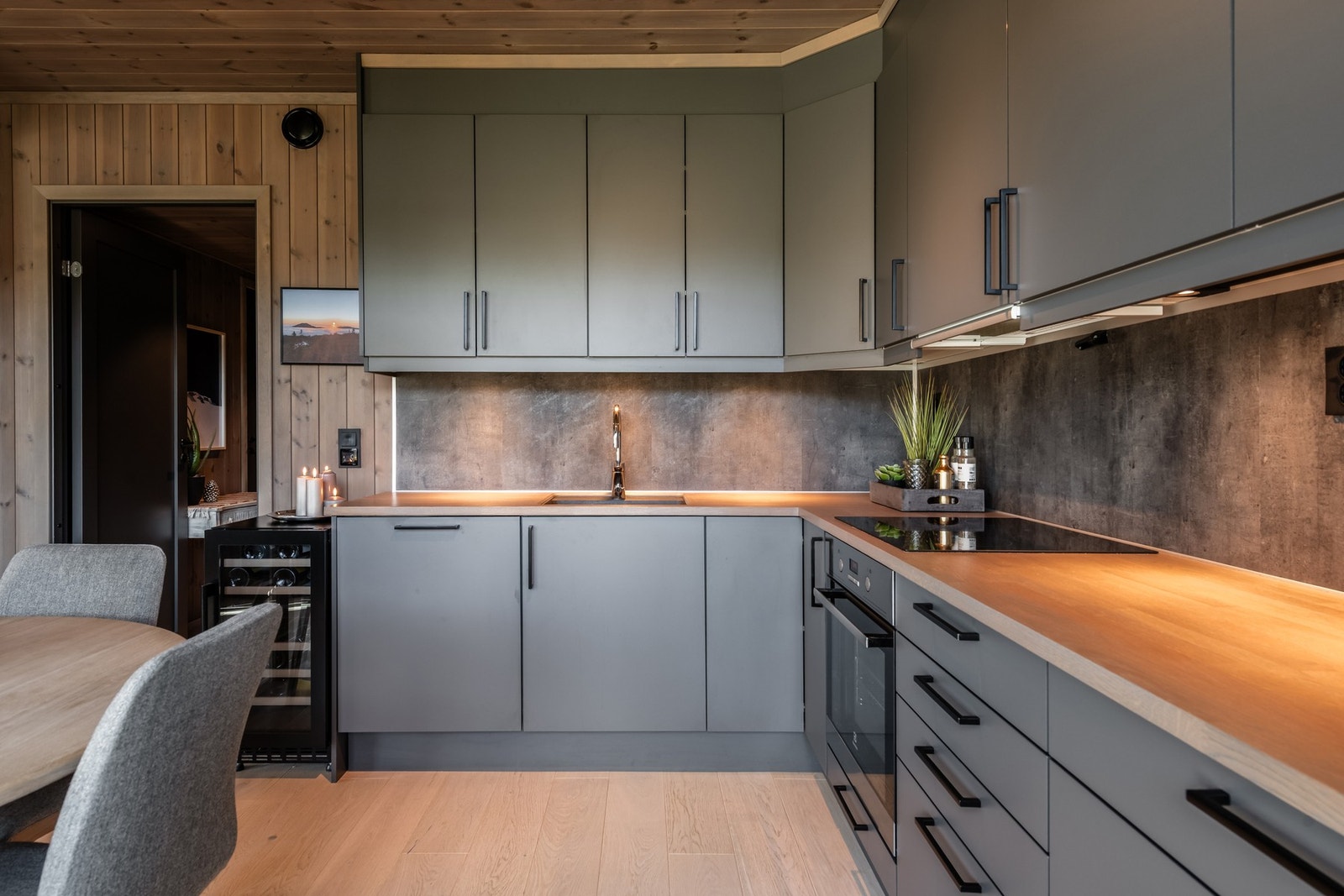 Plater mellom over og underskap Galleribilde